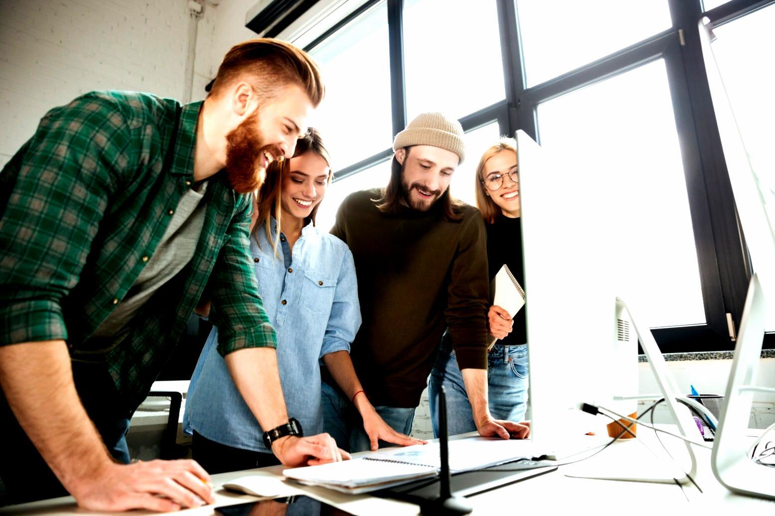 Equipo de consultores financieros trabajando en implementación de sistema