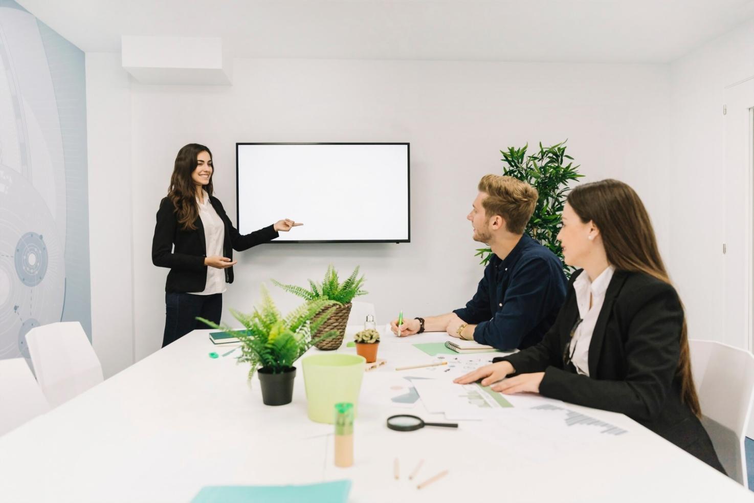 Equipo de myzellenaturox trabajando en análisis financiero colaborativo